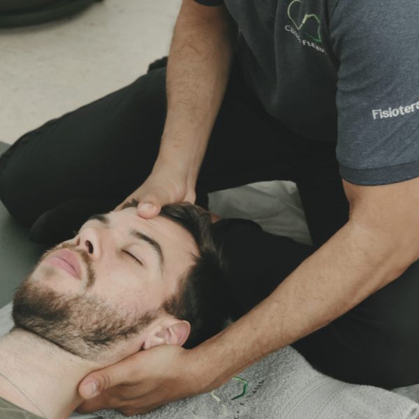 Fisioterapeuta a realizar um tratamento